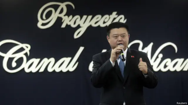 王靖自稱其來自一個北京的普通家庭，曾習中醫。在去年夏天接受中國媒體的採訪時，王靖稱自己的背景「再普通不過了。」