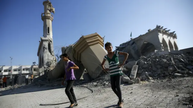 Crianças brincam diante de mesquita destruída em Gaza (EPA)