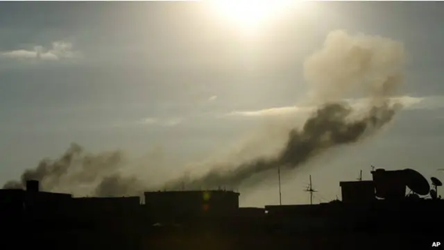 لیبیا میں سابق حکمران معمر قذافی کے خلاف سنہ 2011 میں بغاوت کرنے والے مسلح گروہوں کے درمیان لڑائی میں سینکڑوں لوگ ہلاک ہو چکے ہیں