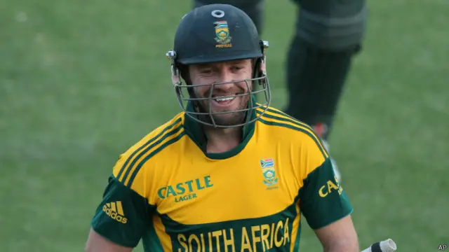 بھارت کی جانب سے اے بی ڈویلیئر نے11 چوکوں اور دو چھکوں کی مدد سے 136 رنز بنائے اور آؤٹ نہیں ہوئے