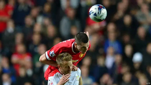 हैडर लेता खिलाड़ी