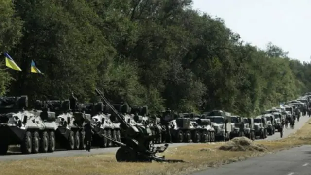 راپورونه وايي د روسيې ځواکونه چې ټانکونه هم ورسره دي د اوکراين ختيځ ته ننوتي، خو روسيه يې نه مني