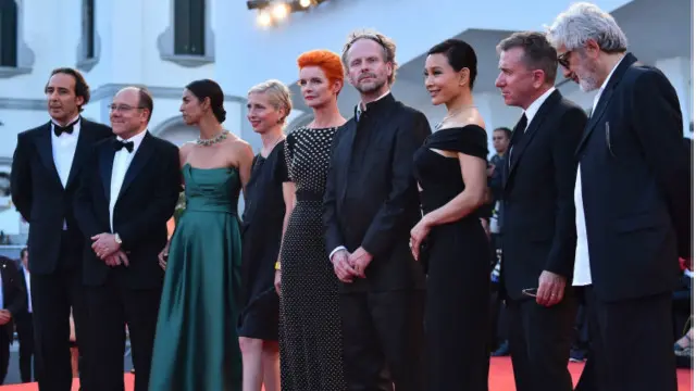 أعضاء لجنة التحكيم على السجادة الحمراء في حفل افتتاح المهرجان