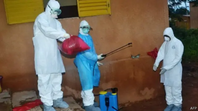 بعض العاملين في الفريق الطبي يرتدون زيا خاصا