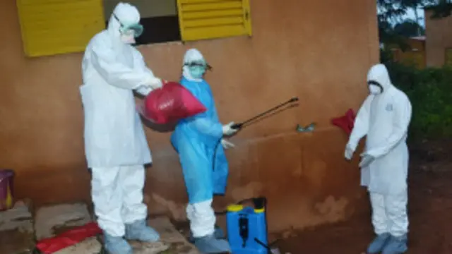  Les assaillants criaient: "Ebola est un mensonge".