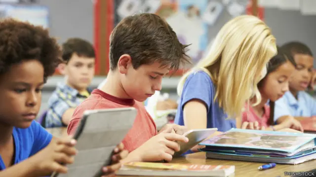 Crianças com iPad na sala de aula. Foto: Thinkstock
