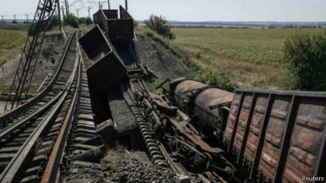 خطوط السكك الحديدية تعرضت للتدمير أثناء القتال في شرقي أوكرانيا 