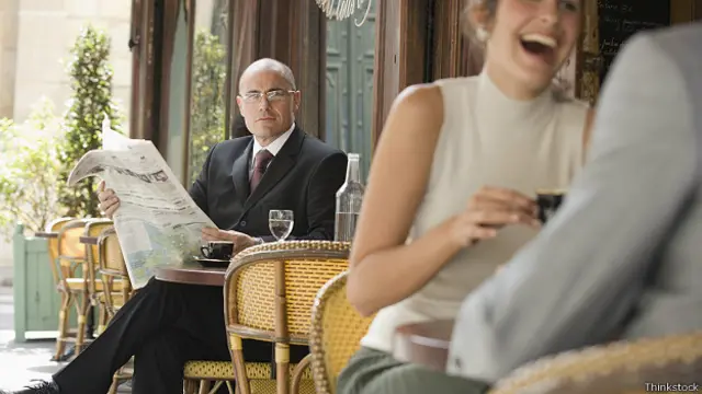 Бизнесмен с газетой в кафе