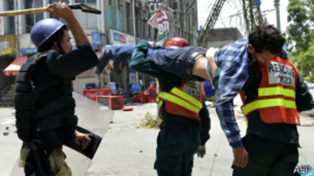 پولیس کی مبینہ فائرنگ اور تشدد سے عوامی تحریک کے کم از کم دس افراد ہلاک اور درجنوں زخمی ہو گئے تھے