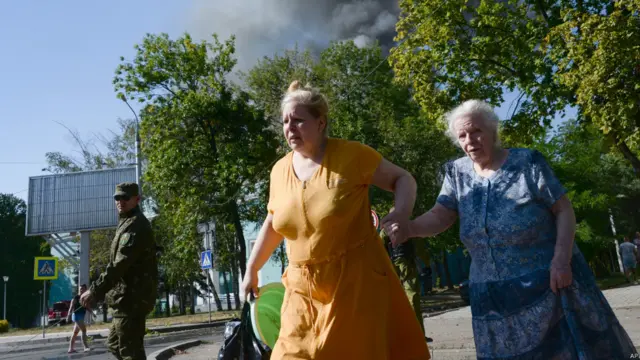 Чоршанба куни уюштирилган ҳужумлар акс этган сурат. Бундан Донецк яшовчиларининг бомбардимонлар манзарасида кечаётган ҳаётини тасаввур қилиш мумкин. 