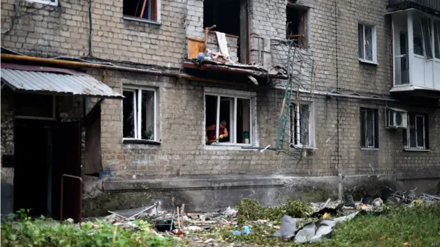 Жанглар туфайли Донецкнинг аҳоли яшовчи ҳудудлари ҳам зиён кўрган. Бўлгинчилар шарқий Украинанинг Азов денгизи бўйида "иккинчи жабҳа" очишган, аммо Донецк ва Луганск қамалда қолмоқда. Шиддатли жанглар давом этаётгани хабар қилинади. 