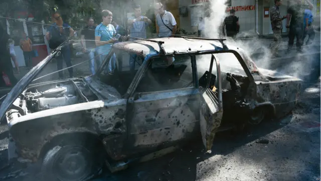 Чоршанба куни Донецкда амалга оширилган яна бир ҳужум оқибати. Автомобилдаги барча одамлар ўша жойдаёқ нобуд бўлган. 
