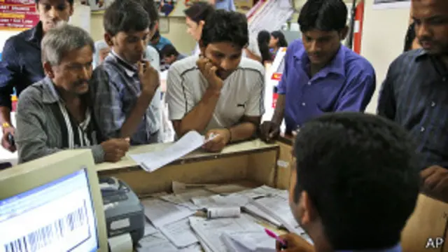 දිල්ලි නුවර තම බැංකු ගිණුම් ඇරඹීමට පෙළ ගැසෙමින්