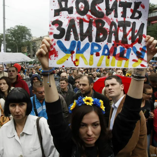 Украина аскарларининг оналари ва турмуш ўртоқлари Иловайск шаҳри яқинида йиғилишган. 