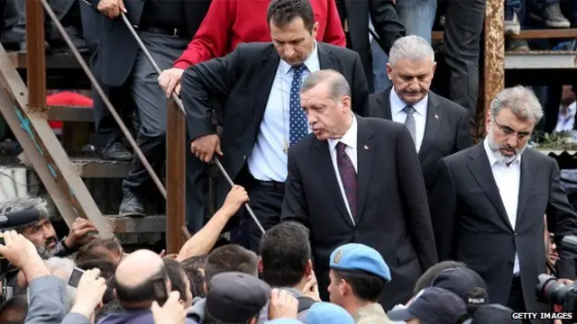 آقای اردوغان پس از انفجار در معدن ذغال سنگی در ناحیه سوما در ماه مه ۲۰۱۴ با اعتراض شدید مردم خشمگین روبرو شد