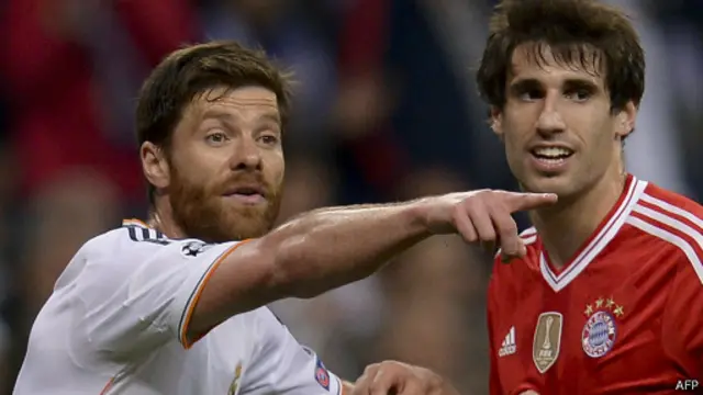 أعلن ألونسو (يسار) اعتزاله اللعب دوليا الأربعاء.