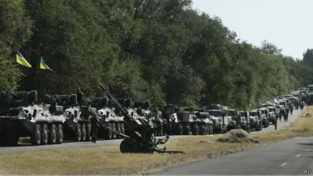 Kendaraan berat tentara Ukraina di luar kota Mariupol, timur Ukraine.