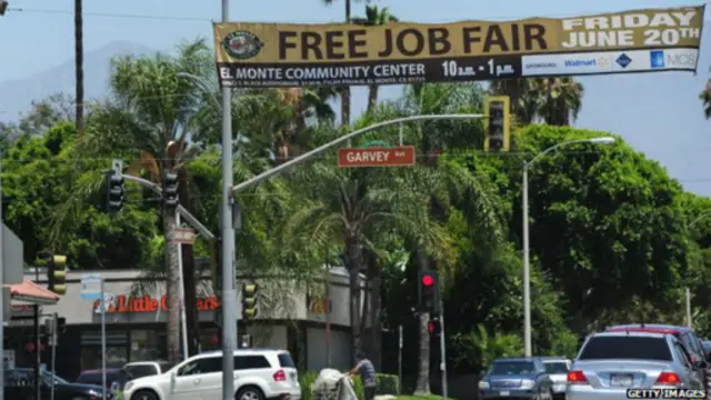 أظهر تقرير منفصل أن عدد طالبي إعانة البطالة الأسبوع الماضي انخفض بمقدار 1000 شخص.