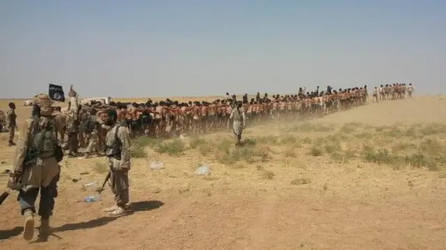 Tentara Suriah digiring pasukan Daulah Islamiyah di gurun pasir.