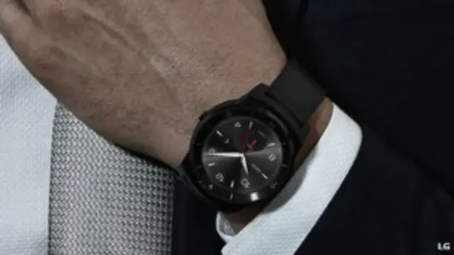 LG的G Watch R在外形設計上很像傳統的手表。