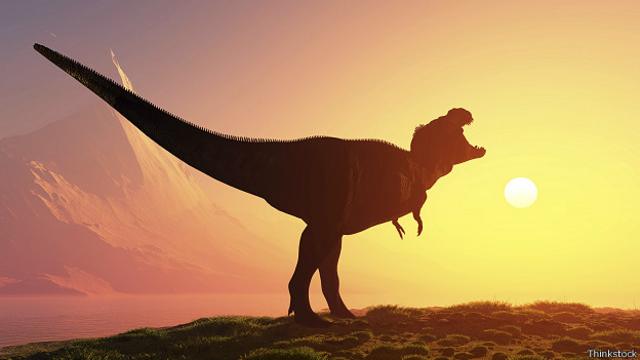 Силуэт динозавра на закате солнца