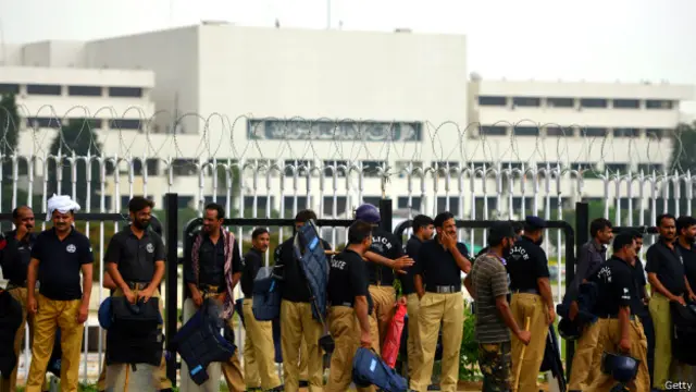 شہر میں تعینات کی جانے والے پولیس کی تعداد کے حساب سے قانون نافذ کرنے والے دو اہلکاروں کے حصے میں مظاہرہ کرنے والہ ایک شخص آتا ہے