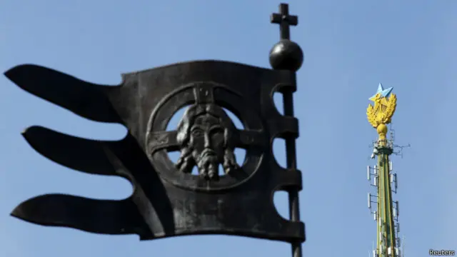 После окрашивания звезда приобрела расцветку украинского флага