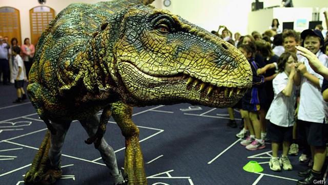 Персонаж фильма "Прогулки с динозаврами" встречается с детьми в Мельбурне
