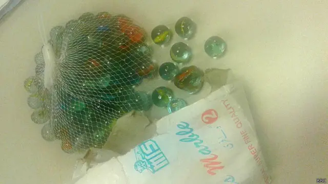 عوامی تحریک کی مقامی قیادت مظاہرین کے درمیان کنچے اور غلیل کے ساتھ ساتھ ڈانڈے بھی تقسیم کررہے ہیں 