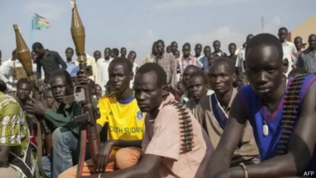 تصاعد ما بدأ كنزاع سياسي بين الرئيس سيلفا كير ونائبه السابق رياك مشار إلى عنف عرقي