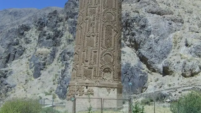 دغه دایروي منار په پېچلي ډول د خښتو کارونې، هندسي ښکلا او ډبر لیکنو لپاره شهرت لري خو اوس د کږېدو په حالت کې دی.