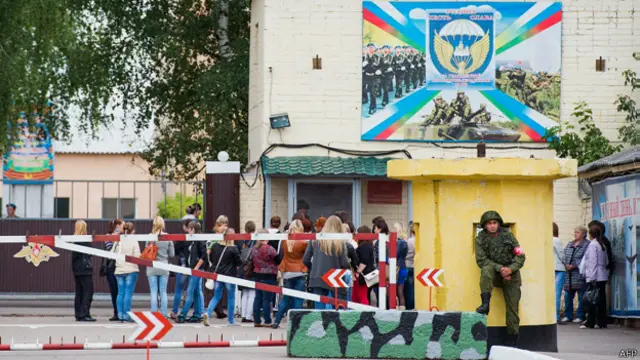 Mẹ và vợ của những người lính Nga bị bắt ở Ukraine tụ tập ở Kostroma chờ tin