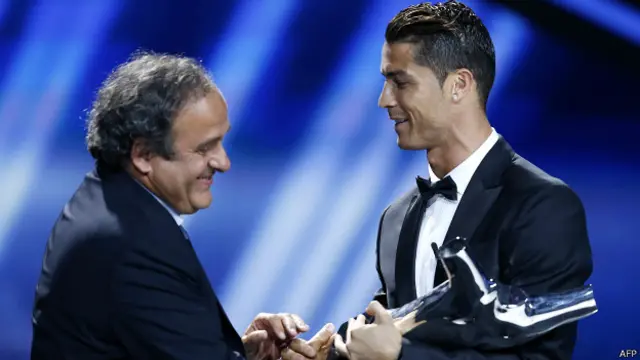 Мишель Платини вручил награду Роналду