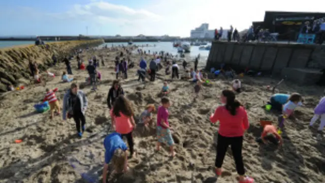Gold hunters in Folkestone