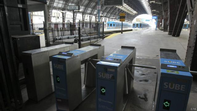 Plataformas vazias na estação de trem de Retiro, de Buenos Aires, por conta da greve (EPA)