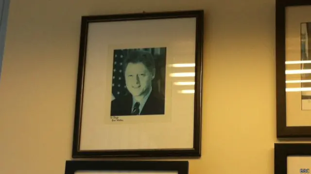 डिएगो की दुकान पर बिल क्लिंटन की तस्वीर