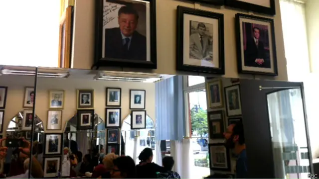 डिएगो के दुकान पर टंगी तस्वीरें