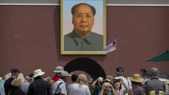 毛泽东于1976年9月9日去世。毛泽东的遗体被摆放在天安门广场的毛主席纪念堂供人瞻仰