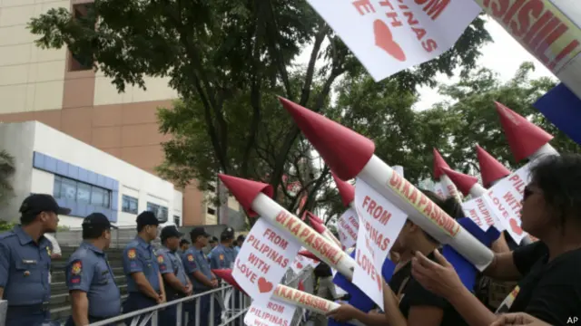 菲律賓民眾手舉自製假導彈在中國駐菲使館門前示威，抗議中國南海島嶼主權爭議問題上「欺負」小國（24/07/2014）