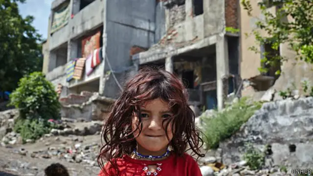 الطفلة السورية عائشة (5 سنوات) أمام مبنى مهجور في اسطنبول بتركيا، هو منزلها منذ نصف عام