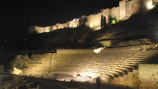 teater terbuka Romawi dan Alcazaba