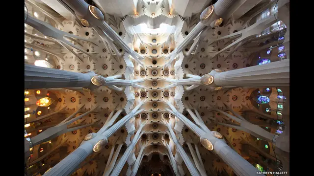 تصویری از ساگرادا فامیلیا، کلیسایی در شهر بارسلون اسپانیا از کاترین هالت.