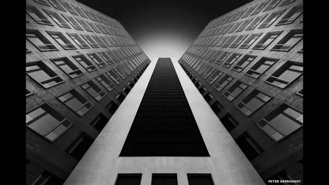 مهلت ارسال عکس برای بخش های موضوع آزاد و جوانان تا پنجم ژانویه ۲۰۱۵ و برای بخش حرفه ای تا هشتم ژانویه است. عکسی از معماری در فرانکفورت آلمان، از پیتر ایباهارت.