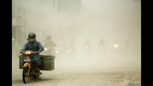 موضوع بخش دانشجویی امسال، تک عکسی است که نشان دهنده فرهنگ مصرف گرایی باشد. عکس از ریسکی جانوار