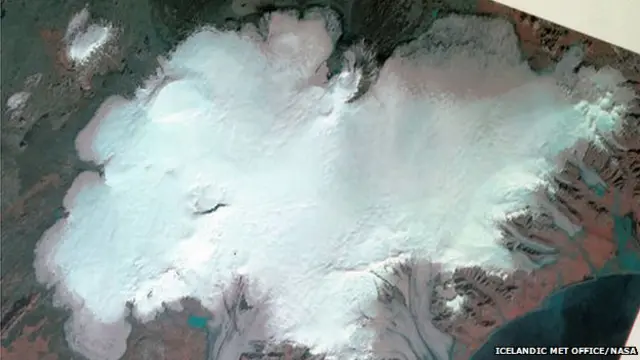 بوؤدربنگا آتش فشاں کے اوپر ایک بہت بڑا گلیشیئر ہے