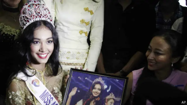 Hadiahnya termasuk mahkota dan biaya pembesaran payudara sebesar US$10.000.