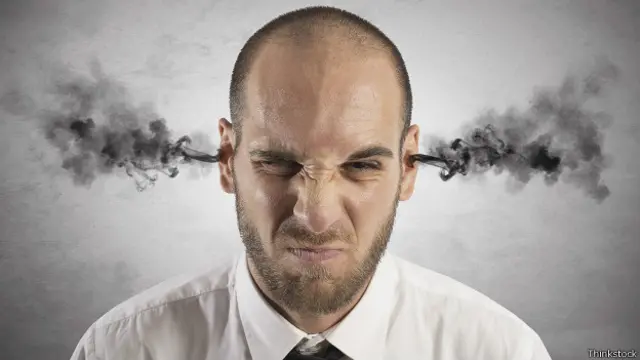 reacción de la computadora cara enojada