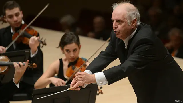 Даниэль Баренбойм дирижирует "Западно-восточным диваном"