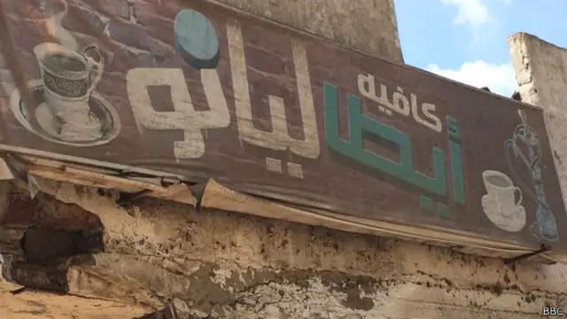 لا تخلو البلدات المصدرة للمهاجرين من علامات تشير إلى المقاصد الرئيسية لهم