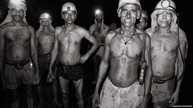 Mineradores trabalham em condições difíceis para escavar o carvão na Índia.